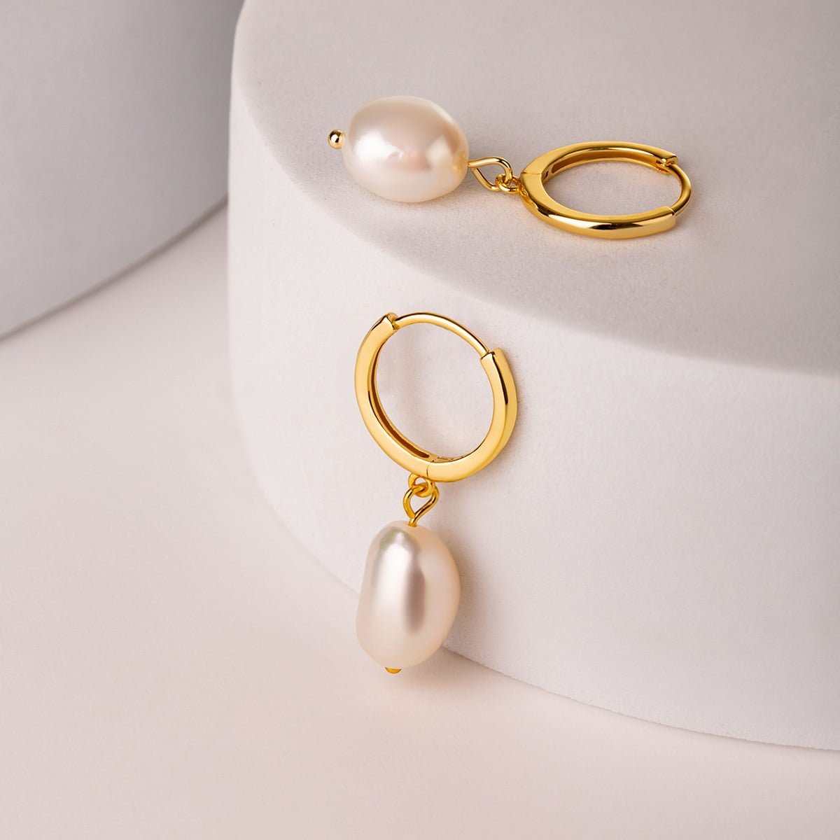 Minimalistyczne kolczyki - Pozłacane z Perłami - Bejesa