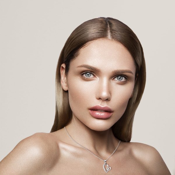 Naszyjnik Błyszcząca Biel na szyi modelki
