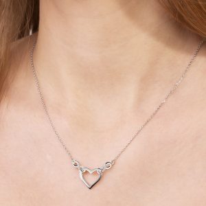 Naszyjnik Nieskończona Miłość na szyi modelki