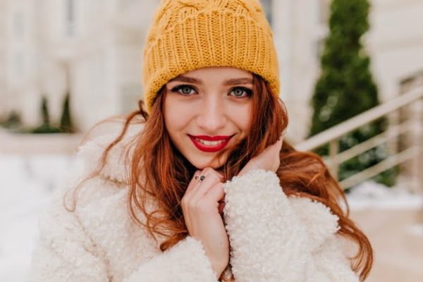 Portret młodej roześmianej kobiety na ulicy miasta