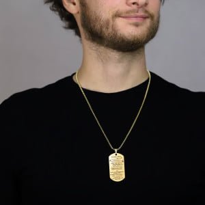 Nieśmiertelnik z grawerem dla syna - kolor złoty - na szyi modela