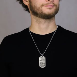 Nieśmiertelnik z grawerem dla syna - kolor srebrny - na szyi modela