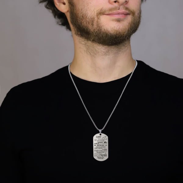 Nieśmiertelnik z grawerem dla syna - kolor srebrny - na szyi modela