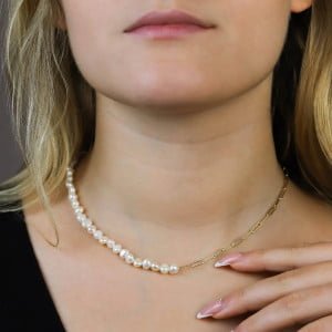 Naszyjnik z naturalnych pereł na szyi modelki