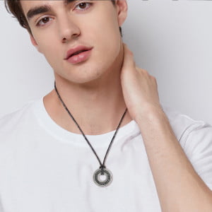 Naszyjnik Wikinga na męskiej szyi modela