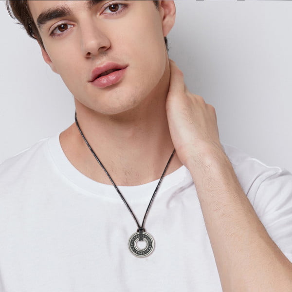 Naszyjnik Wikinga na męskiej szyi modela