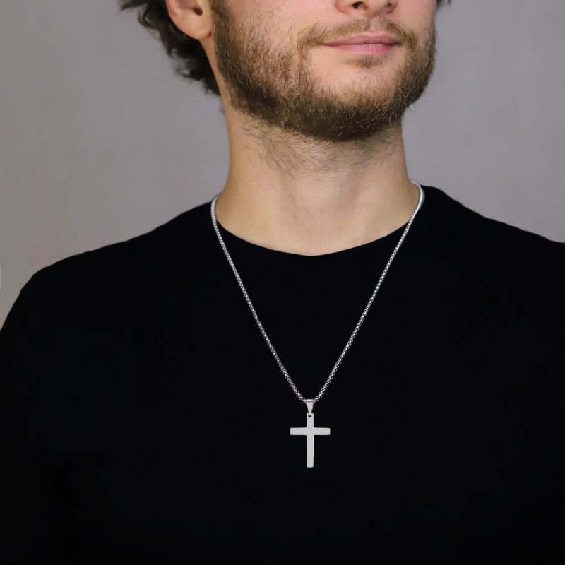 Naszyjnik z krzyżem męski na szyi modela