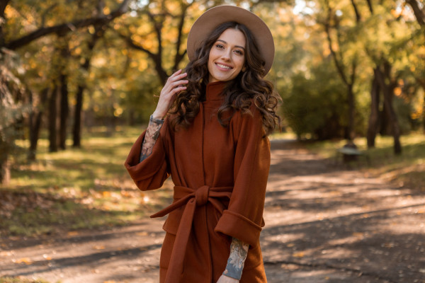 Piękna kobieta w parku - jesienne dodatki