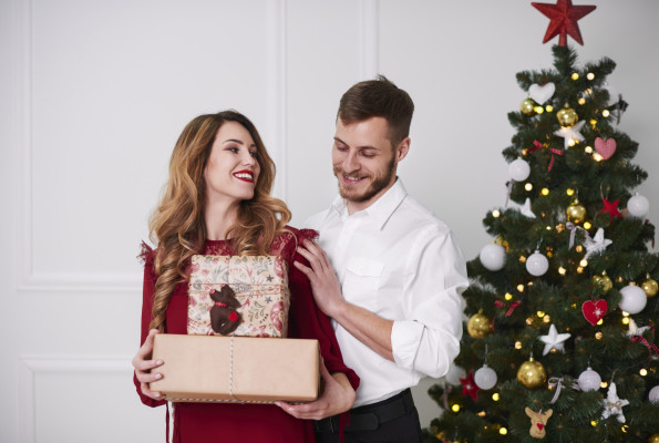 Dodatki na święta w stylu glamour - wesoła para i choinka