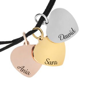 prezent dla bliskiej osoby bransoletka na sznurku personalizowana czarna serduszka imiona grawer bejessa