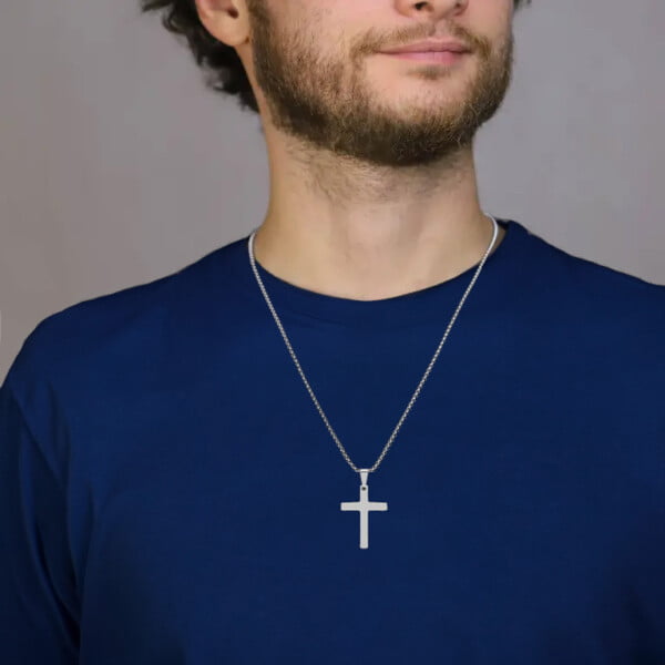 krzyż na granatowym t-shircie